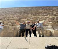 بالصور| زيارة فرقة «باك ستريت بويز» الأمريكية للمناطق الأثرية بالأهرامات