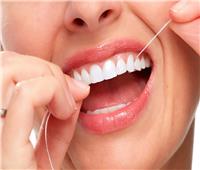 لصحة فمك.. 5 طرق فعالة لتنظيف أسنانك بالخيط