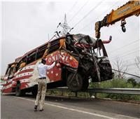 إصابة 25 شخصا جراء حادث تصادم حافلة بشاحنة في ولاية «ماهاراشترا» الهندية 