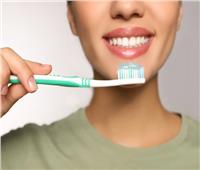 تقي من الأمراض الخطيرة.. 5 فوائد لتنظيف الأسنان مرتين في اليوم