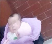 "أم" ألقت بطفلتها حديثة الولادة داخل سيارة ميكروباص