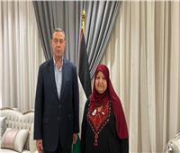سفير فلسطين يهنىء والدة ناصر أبو حميد على تكريمها بالأم المثالية بالأقصر 