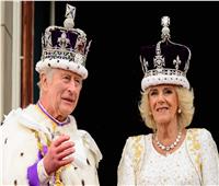 الملك تشارلز وقرينته يطلان من شرفة قصر باكنجهام رفقة العائلة الملكية