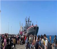 سفينة حربية مصرية تجلي مصريين وأجانب من ميناء بورتسودان| صور