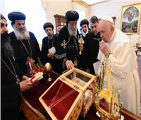 البابا تواضروس يهدي أجزاء من ملابس شهداء ليبيا لبابا الڤاتيكان