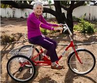 تمارس الرياضة وتستقل الدراجات.. جلاديس ماكجاري 102 عامًا من النشاط | صور  