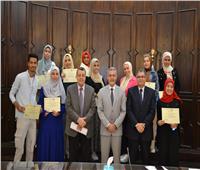 جامعة الإسكندرية تكرم طلاب بكلية التربية لقيامهم بمحو أمية عدد كبير من المواطنين