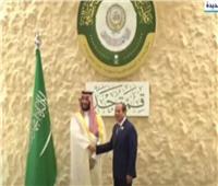 الرئيس السيسي يلتقط صورة تذكارية مع ولي العهد السعودي بالقمة العربية