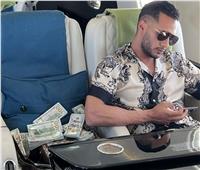 «رُزم دولارات».. محمد رمضان يثر الجدل بصور جديدة على السوشيال ميديا