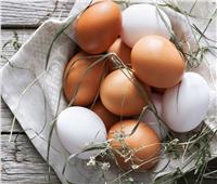 خبيرة تغذية تكشف الفرق بين البيض الأحمر والأبيض 