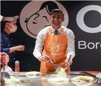 رئيس وزراء بريطانيا يُحضر طبق «الأوكونومياكي» في أحد المطاعم