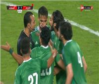 شاهد طرد محمود علاء في مباراة المصري.. ويطيح بالكاميرا أثناء خروجه من الملعب