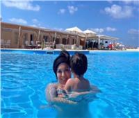 صور| في حمام السباحة.. فيفي عبده تكشف «أحلى حضن في حياتها»