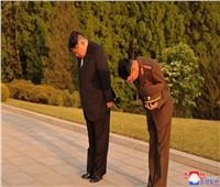 صورة تثير الجدل في بيونج يانج| زعيم كوريا الشمالية يظهر راكعًا أمام مسئول عسكري 