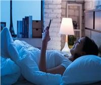 دراسة: نشر «البوستات» على السوشيال ميديا قبل النوم يبقيك مستيقظا لساعات طويلة 