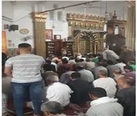 المصلون يرددون الصلاة على النبي بمسجد العرفاني في المنيا