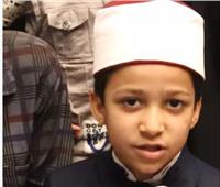 شاهد| أصغر طفل في مسجد الحسين يردد «الصلاة على النبي»