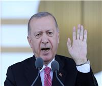 أردوغان يزور ضريح زعيم محافظ عشية الدورة الثانية من الانتخابات