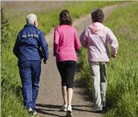 دراسة أمريكية: المشي قد يساعد في تحسين اتصال الدماغ والذاكرة بين كبار السن