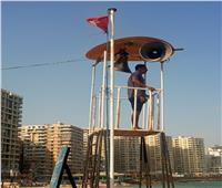بسبب ارتفاع الأمواج.. شواطئ الإسكندرية ترفع الرايات الحمراء|صور 