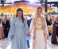 الملكة رانيا تشعل السوشيال ميديا بطلتها مع عروس ابنها| صور