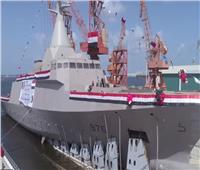 قائد القوات البحرية يرفع العلم المصري على الفرقاطة «القهار» طراز «MEKO- A200»