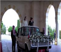 وصول موكب الأمير الحسين بن عبدالله الثاني وزوجته الى قصر الحسينية | فيديو
