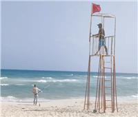 «شواطئ الثغر» ترفع الرايات الحمراء.. وتمنع نزول البحر نهائيًا حفاظًا على سلامة الرواد