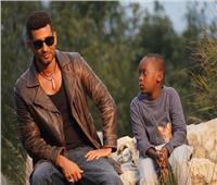مع طفل إفريقي.. عمرو سعد يكشف أقرب المشاهد لقلبه في «الأجهر»