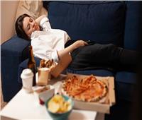 دراسة: تناول الوجبات السريعة قد تقلل من جودة النوم