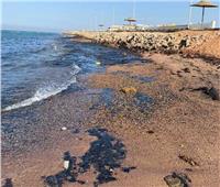لجنة فنية من البيئة للتحقيق في تلوث بترولي بزيت خام على شاطئ رأس غارب