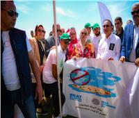 وزيرة البيئة تشارك فى حملة لتنظيف شاطئ عام بالإسكندرية من البلاستيك