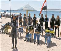 المسئولون يشاركون المواطنين في تنظيف الشواطئ و«دحر البلاستيك»