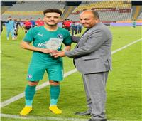 مصطفى فتحي يحصد جائزة أفضل لاعب في مباراة بيراميدز وفاركو 