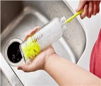 كم مرة تحتاج زجاجة المياه القابلة لإعادة الاستخدام للتنظيف وكيفية تنظيفها؟