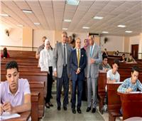 رئيس جامعة طنطا يتفقد سير الامتحانات بكلية الآداب