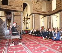 محافظ القاهرة يؤدي صلاة الجمعة في مسجد الظاهر بيبرس