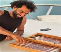 محمد صلاح يستمتع بلعب «الطاولة» على البحر