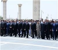 الرئيس السيسي يشارك في جنازة والدة رئيس الوزراء بمسجد المشير| صور
