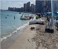 شواطئ الإسكندرية ترفع الرايات الحمراء بسبب ارتفاع الأمواج| صور 