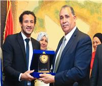 نقيب المحامين يكرم نجم منتخب مصر للكرة الشاطئية 