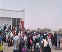 مراسل "إكسترا نيوز"  يكشف آخر تطورات استقبال مصر للعائدين من السودان .. فيديو