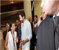 كريم محمود عبد العزيز وزوجته يصلان العرض الخاص لفيلم «بيت الروبي»| صور