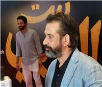 كريم عبد العزيز يصل العرض الخاص لفيلمه الجديد «بيت الروبي» | صور