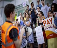 أطباء المستشفيات في إنجلترا ينظمون إضرابًا لمدة خمسة أيام