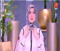 «تجربة عملية».. ياسمين عز تُقدم فقرة عن ارتداء الحجاب | صور