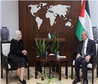 رئيس الوزراء الفلسطيني يطلع وفدًا من الجامعة العربية على انتهاكات الإحتلال
