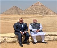 «قناع توت عنخ آمون» تذكار محبة.. رئيس وزراء الهند يلتقط صورا مميزة في الأهرامات