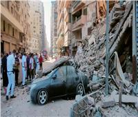 انهيار عقار من 13 طابقا في الإسكندرية والحماية المدنية تكافح لإنقاذ السكان| صور