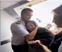 طيار يفاجئ والدته بقيادته رحلتها للحج| فيديو